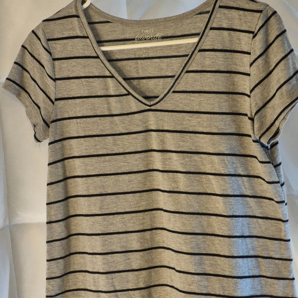 Set of 2 Rue21 Favorite Relaxed Tee size XS  black and gray